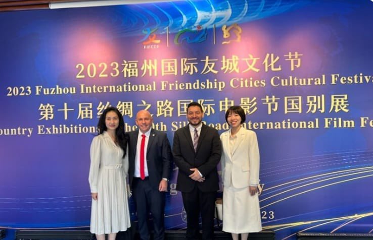 Gus_Sastre's tweet photo. En el marco de las distintas actividades que estamos desarrollando en la localidad china de #Fuzhou, participamos de una mesa redonda junto a jefes comunales de distintas localidades del mundo, con el fin de conocer la fortalezas de ciudades de Panamá, Laos, Estados Unidos, Nepal, Brasil e Italia.

En nuestro discurso, pudimos poner en valor el abanico de la gran cantidad de industrias con las que contamos en #PuertoMadryn, como lo son el turismo, la pesca, el aluminio, el pórfido y la construcción privada. Así, seguimos gestionando inversiones para nuestra ciudad, que generen mano de obra y empleo genuino.
