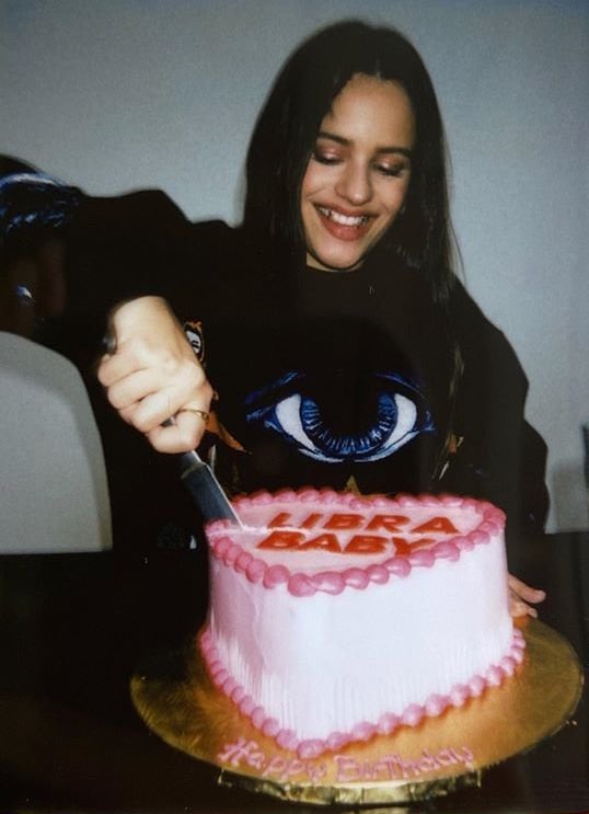 MOTOMAMI DAY! Rosalía, um dos maiores nomes da música atual, está completando 31 anos hoje! 🎂

Qual é a sua música favorita da cantora?