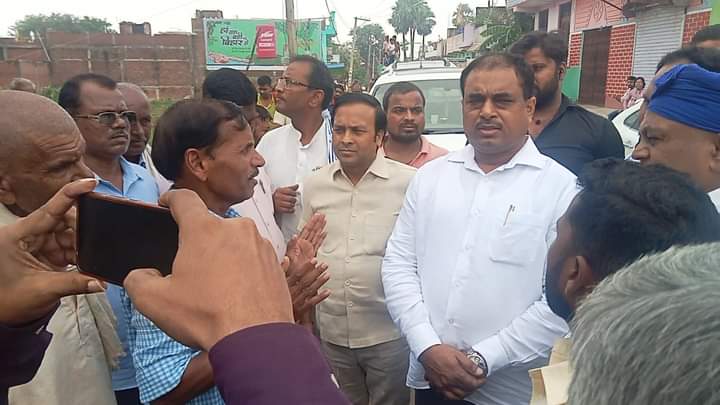 anilkumar4bihar's tweet photo. 1.आज पटना के खुसरूपुर के मोसिमपुर गांव पहुंचा, जहां सरकार के गुंडों ने हमारे बहुजन समाज की बहन को निर्वस्त्र कर शरीर पर पेशाब किया और पीटकर सिर फोड़ दिया।पीड़ित बहन से मिला,न्याय दिलाने के लिए प्रतिबद्ध हूं।
आज सिर्फ हमारी बहन निर्वस्त्र नहीं हुई है बल्कि पूरा बिहार नंगा हुआ है। https://t.co/TX6UXT9NUm