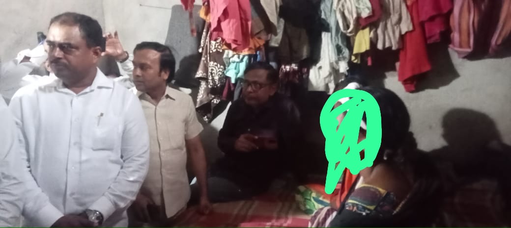 anilkumar4bihar's tweet photo. 1.आज पटना के खुसरूपुर के मोसिमपुर गांव पहुंचा, जहां सरकार के गुंडों ने हमारे बहुजन समाज की बहन को निर्वस्त्र कर शरीर पर पेशाब किया और पीटकर सिर फोड़ दिया।पीड़ित बहन से मिला,न्याय दिलाने के लिए प्रतिबद्ध हूं।
आज सिर्फ हमारी बहन निर्वस्त्र नहीं हुई है बल्कि पूरा बिहार नंगा हुआ है। https://t.co/TX6UXT9NUm