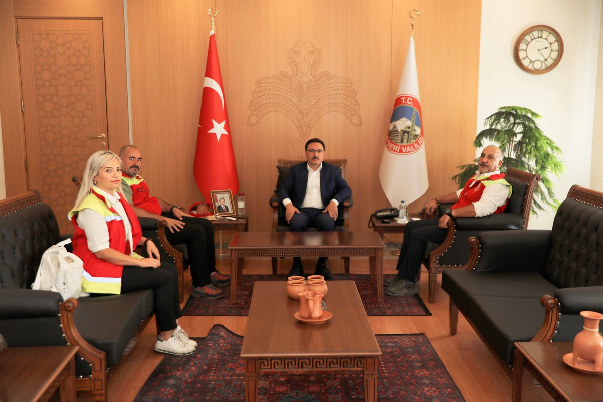 Sayın Valimiz <a href="/gokmen_cicek_/">Gökmen Çiçek</a> makamında Türkuaz Arama Kurtarma Derneği yöneticilerini kabul ederek Derneğimiz hakkında faaliyet raporu sunulmuştur. Sayın Valimize Teşekkür ederiz.
<a href="/kayserivaliligi/">T.C.Kayseri Valiliği</a> <a href="/KayseriBSB/">Kayseri Büyükşehir Belediyesi</a> <a href="/AfadKayseri/">AFAD KAYSERİ</a>