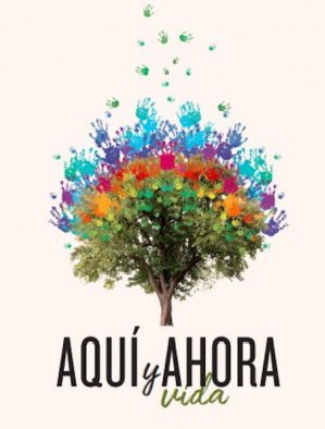 DoctorRenny's tweet photo. #MiArticulo
UN MINUTO FELIZ

Cierto día, hace más de una década, me encontraba dictando una #conferencia en la ciudad de Barquisimeto aquí en Venezuela. 
Disertaba acerca del bienestar emocional y de lo importante que era, además de lograr metas relevantes, encontrar un punto de equilibrio que nos permitiera tener una vida emocionalmente gratificante. 

En algún momento, casi interrumpiendo mis palabras , uno de los 400 asistentes al evento, una señora de edad mediana, me preguntó que había que hacer entonces para tener una #vidafeliz. 

Con un poco de humor le respondí que esa era quizás la pregunta más relevante de los últimos 5000 años, abordada por filósofos y científicos como tema central. Le advertí que intentaría responderle de un modo sencillo y buscando que esa respuesta pudiera ser aplicable y útil. 

Acto seguido le hice la siguiente reflexión: 
“Tener una vida feliz, supone tener años felices. Para tener años felices  es necesario tener semanas felices y no es posible tener semanas felices a menos que se tengan días felices. 
Lo interesante es que los días están compuestos por horas y esas horas por minutos. Por lo tanto, se haría necesario tener #minutosfelices para que las horas, días, semanas, meses y años puedan ser también tiempos felices.”

Y entonces le lance una pregunta: ¿De que minuto dispone usted objetivamente para ser feliz? 
De pronto se hizo un silencio casi místico, como de reflexión y despertar colectivo. Y unos 15 segundos después, una persona desde otro lado de la sala dijo con voz entusiasta: ¡este! Y en seguida se escucharon murmullos y suspiros en el ambiente que ahora parecía tener un ánimo diferente. 

En efecto “este” es el único momento del cual disponemos para poder experimentar bienestar emocional, ya sea por vía de la alegría, la confianza, la esperanza, el optimismo, la serenidad o la fe. Porque ahora es, como decía Louise Hay, el único momento en el cual es posible realizar el #cambio. 

Lo que busco con esta historia real, sencilla y poderosa, es romper el mito de la felicidad como un producto externo y/o futuro y dejar claro que acercarnos a la tan anhelada felicidad no está fuera de nuestro alcance, porque es una experiencia subjetiva y presente y no como nos han mostrado de manera interesada en  las multimillonarias campañas de mercadeo, resultado de adquirir productos y de “llegar a ser”algo que ahora no somos. 

La #felicidad que buscas no se la tienes que deber a algo o alguien en especial, porque es la consecuencia de un salto mental introspectivo que te permite descubrir que eres responsable emocional y también creador(a) emocional. Sí, podemos crear a voluntad los sentimientos que queremos sentir, siempre que dejemos de colocar ese poder emocional en manos de otras personas. Sabemos que las relaciones cuentan. Sabemos que la satisfacción de las necesidades básicas cuenta. Sin embargo, tú tienes la llave que abre esa puerta multicolor. 

Así que, de hoy en adelante, recuerda que para tener una vida feliz es necesario tener primero un año feliz, un mes feliz, una semana feliz, un día feliz, una hora feliz y un minuto feliz. Y recuerda también que el único minuto que está a tu alcance, es este que transcurre justo ahora. 
Gracias por leerme. 
👍👍👍👍👍👍👍👍👍👍👍

Si quieres profundizar en el tema de las #emociones, puedes leer mi libro #ElCambioEmocional, que está disponible an https://t.co/Vc9vhkcx5y  en su versión digital y también en su versión impresa la cual se envía a cualquier país. 
https://t.co/IY9hjUHIz4