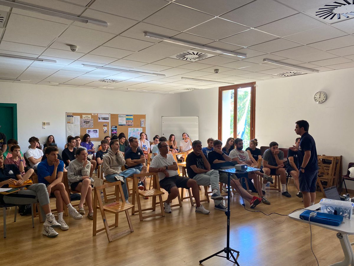 BasquetLldG's tweet photo. Aquest matí ens hem trobat amb els entrenadors/es per fer la reunió d'inici de temporada, reforçar el funcionament intern i explicar les línies esportives que ens defineixen com a club. 
Estem preparats i preparades i amb moltes ganes. #totssomblaus #blausambvalors https://t.co/60nHEf5P1h