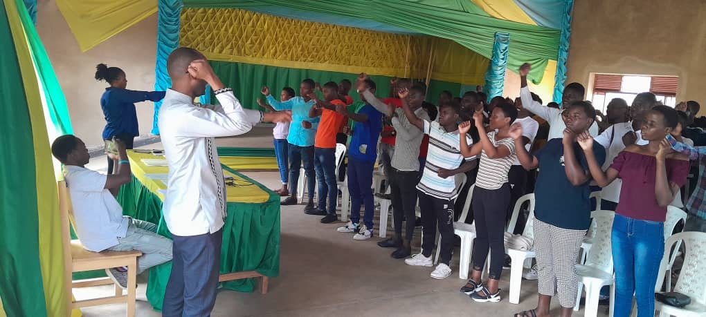 NgerukaBugesera's tweet image. Kuri uyu wa mbere, muri salle y'Umurenge @NgerukaBugesera, twatanyije #Urugerero rudaciye ingando, rw'#INKOMEZAGWI11, aho #Intore 77/91 zitabiriye. Nyuma yo kwakirwa n'#Umutwe w'Itorero, zahawe Ikiganiro ku mateka y'Urugerero.
@MutabaziRich 
@BugeseraDistr,
@Unity_MemoryRw