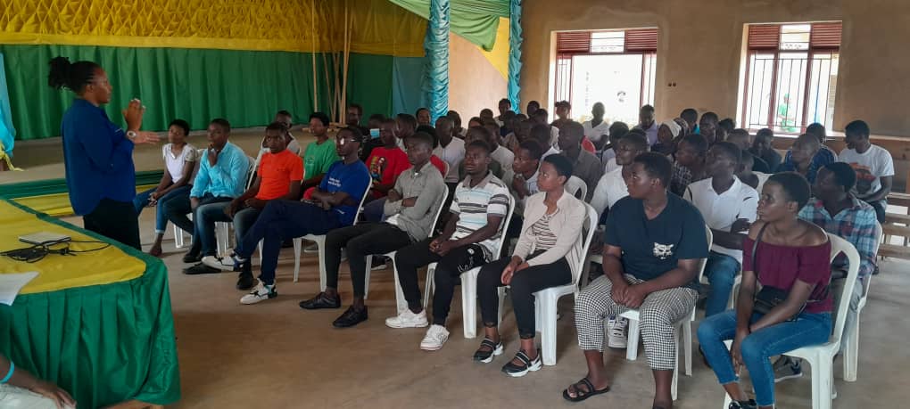 NgerukaBugesera's tweet image. Kuri uyu wa mbere, muri salle y'Umurenge @NgerukaBugesera, twatanyije #Urugerero rudaciye ingando, rw'#INKOMEZAGWI11, aho #Intore 77/91 zitabiriye. Nyuma yo kwakirwa n'#Umutwe w'Itorero, zahawe Ikiganiro ku mateka y'Urugerero.
@MutabaziRich 
@BugeseraDistr,
@Unity_MemoryRw