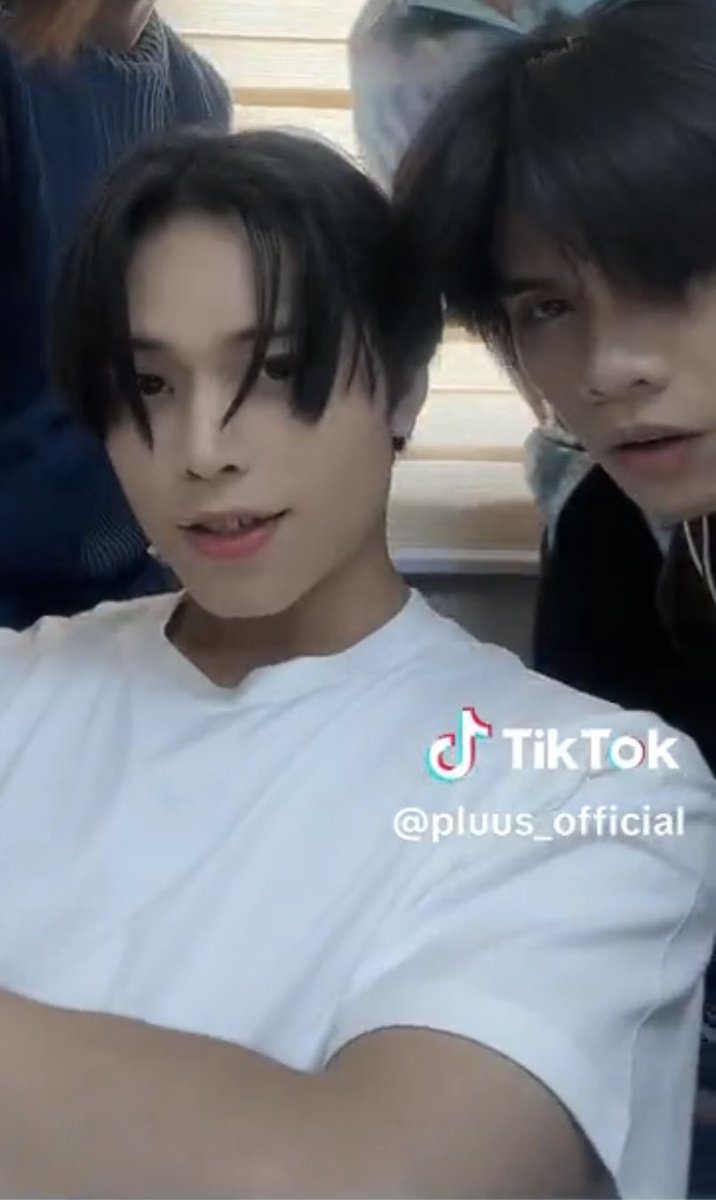 SparklyJD's tweet photo. HAHAHAHAHAHA namiss ko sila magkatabi yun lang bye 

@pluus_official #PLUUS https://t.co/fFzwMENsXz