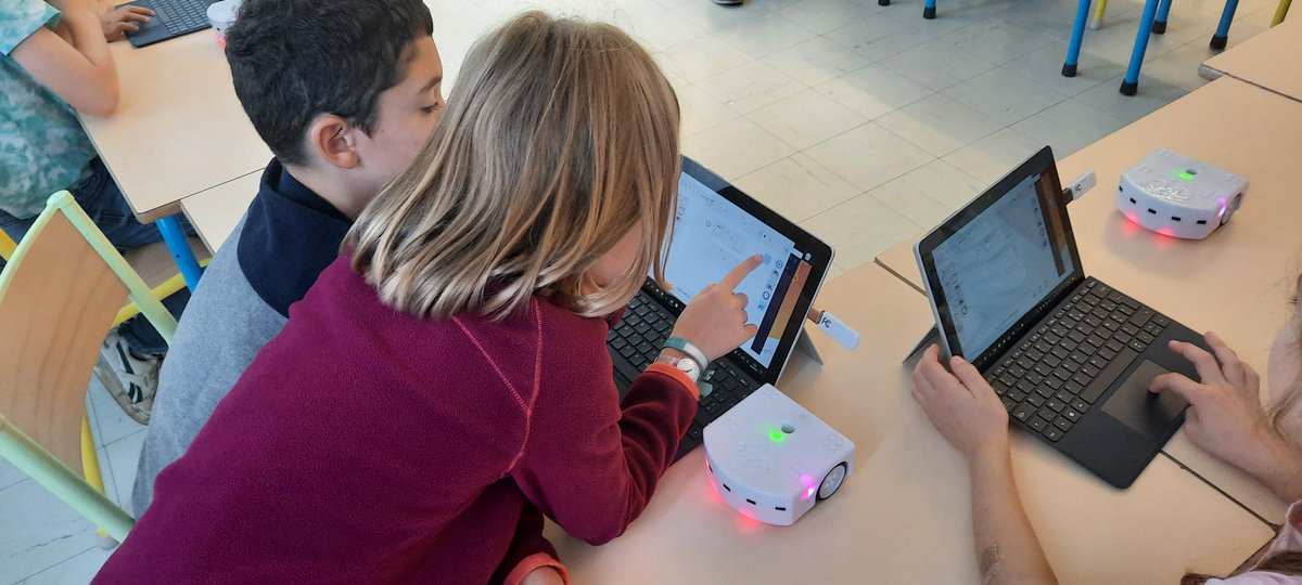 FondBPascal's tweet image. 📣Lors du festival Sur les épaules des géants organisé par la ville du @LH_LeHavre, @Exploradome a organisé un #codinggouter sur le thème de la #robotique !! 🍎💡🤖
🔎Pour en savoir plus sur le projet 👇
fondation-blaise-pascal.org/nos-actions/le…