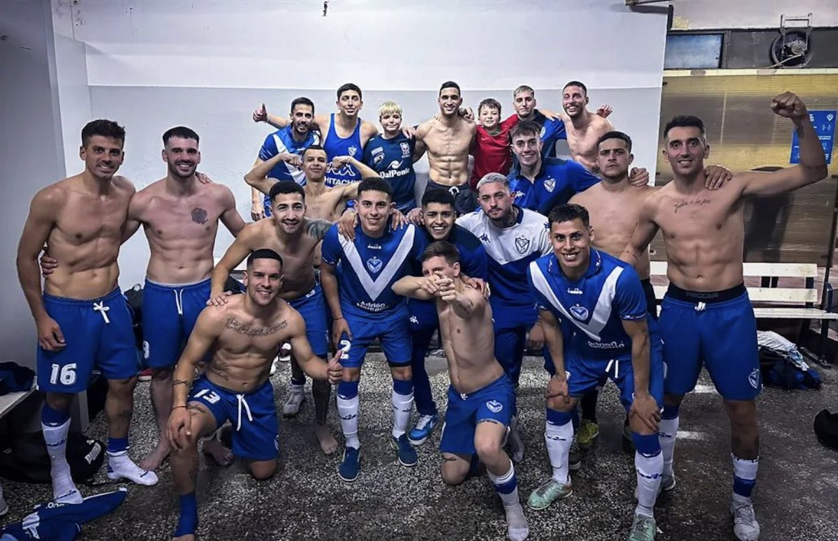 elshowdevelez's tweet photo. 💪🏼 LA APLANADORA
🟦 Por la Fecha 7 de la Zona Ascenso, de la Primera C, #Vélez derrotó a Juventud de Tapiales por 5 a 2, con goles de Cristian #Intorre x2, Emanuel #Chaparro, Juan #Telias y Tomás #Tavella.
📊 Vélez acumula 15 puntos (5PG - 1PP) y es puntero con 1 partido menos. https://t.co/W0F2UsnWux