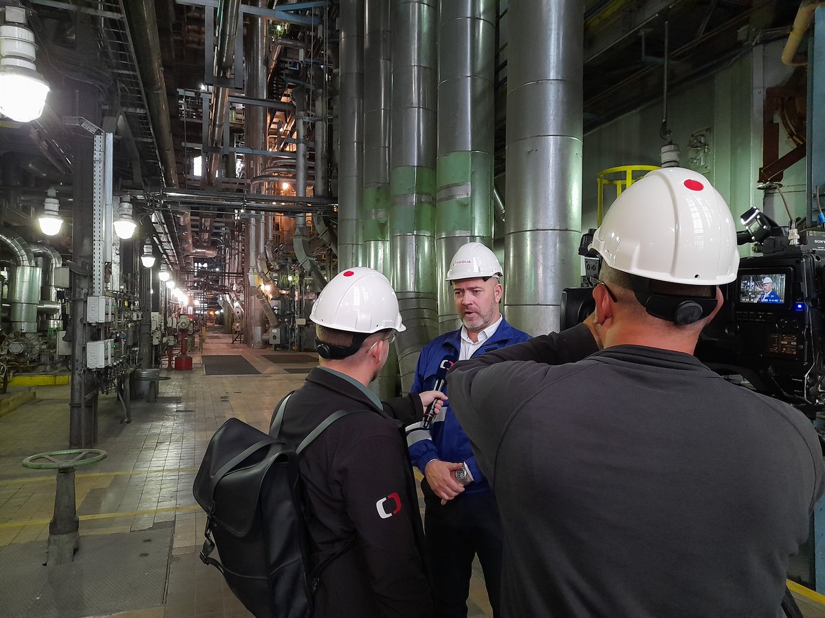 VeoliaCZ's tweet photo. Na topnou sezónu jsme připraveni! Přesvědčit se dnes přijela Česká televize do Elektrárny Třebovice a na jejich otázky odpovídali Jiří Leták a Pavel Mlčák. Topnou sezonu zahájíme, jakmile venkovní teplota ve dvou dnech po sobě následujících poklesne pod 13 stupňů Celsia. https://t.co/3MLgZlVaDZ