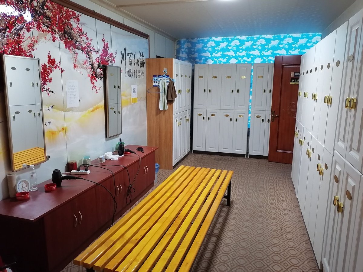 scorpy113156567's tweet photo. 淄博“马踏湖”的硬件在山东境内也只有烟台的“金龙”可与之媲美，就算是在国内的同志浴室里环境也算上乘的了，还有小型冲浪浴盆，可供三四个人在其中嬉戏。唯一的缺点就是地点太偏僻，在市郊的村子里，不过上次去也有滨州开车过去玩的大叔们。#同志浴室 #gaysauna https://t.co/lWuNPXDcKP