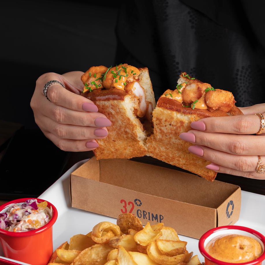 رول 

تلذذ بطعم الروبيان المقلي بصوص البافلو الحار وصوص الكوكتيل الشهي 

#٣٢قرمب  #32grimp #سي_فود #مطاعم_الرياض