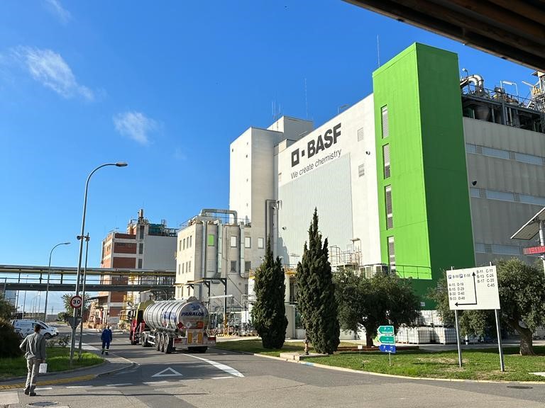 OrtegaHermanos's tweet photo. Viajamos a España, invitados por @BASF_Agro_ARG  para conocer una de sus plantas de producción de insumos en Tarragona.📷

Fue una gran experiencia ver la producción en directo de una de las empresas líderes del mundo en soluciones para el agro.
¡Muchas gracias por la invitación! https://t.co/U6sB2Z8XJQ