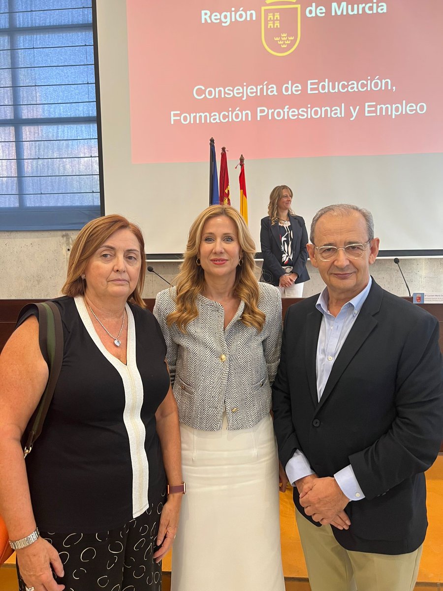 Amusal's tweet photo. Paco Abad, director gerente de amusal e Irene Morosoli, directora de formacion y RRHH de amusal han estado presente en la toma de posesión de los órganos directivos de la Consejeria de Educación Formación Profesional y Empleo. #amusal #amusalformación #amusalemplea https://t.co/uOhzy8JMWI