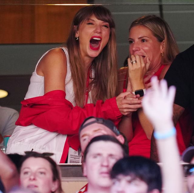 BarstoolChief's tweet photo. When Taylor Swift and Travis Kelce inevitably break up she’s going to write a song that inevitably references THIS game and in two years when the Bears still suck and it’s on another #1 album we are going have to hear it and think about it and that fucking sucks https://t.co/bQnMGNaVna