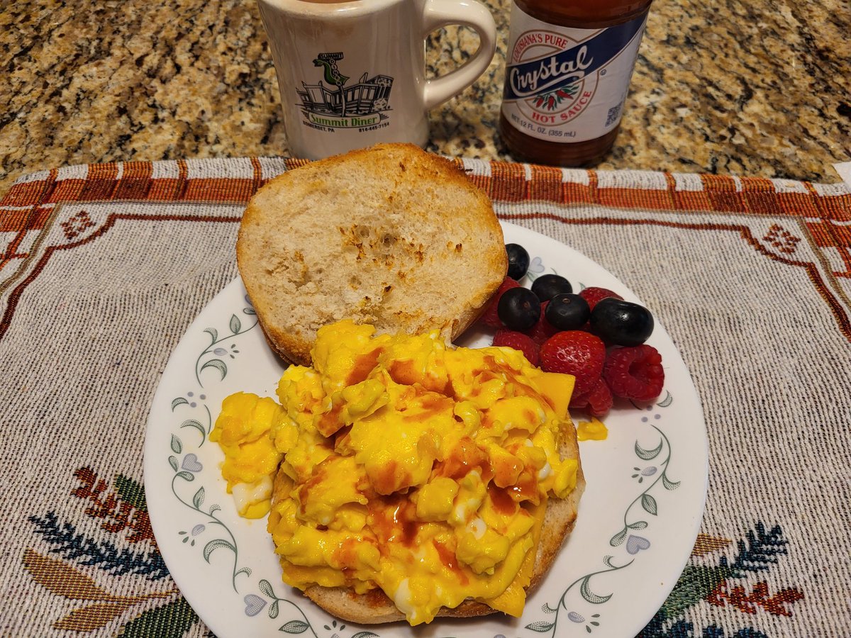 rufflife23's tweet image. Good morning @brownsnake69 @baronvongrimm @Maxg113 @GillyBats @fIatcat65 @mattyarp @DDDEEEZZZ3. No filters needed @weirdmedicine! #Fruit #nobutter on the roll because our water makes the best bread.