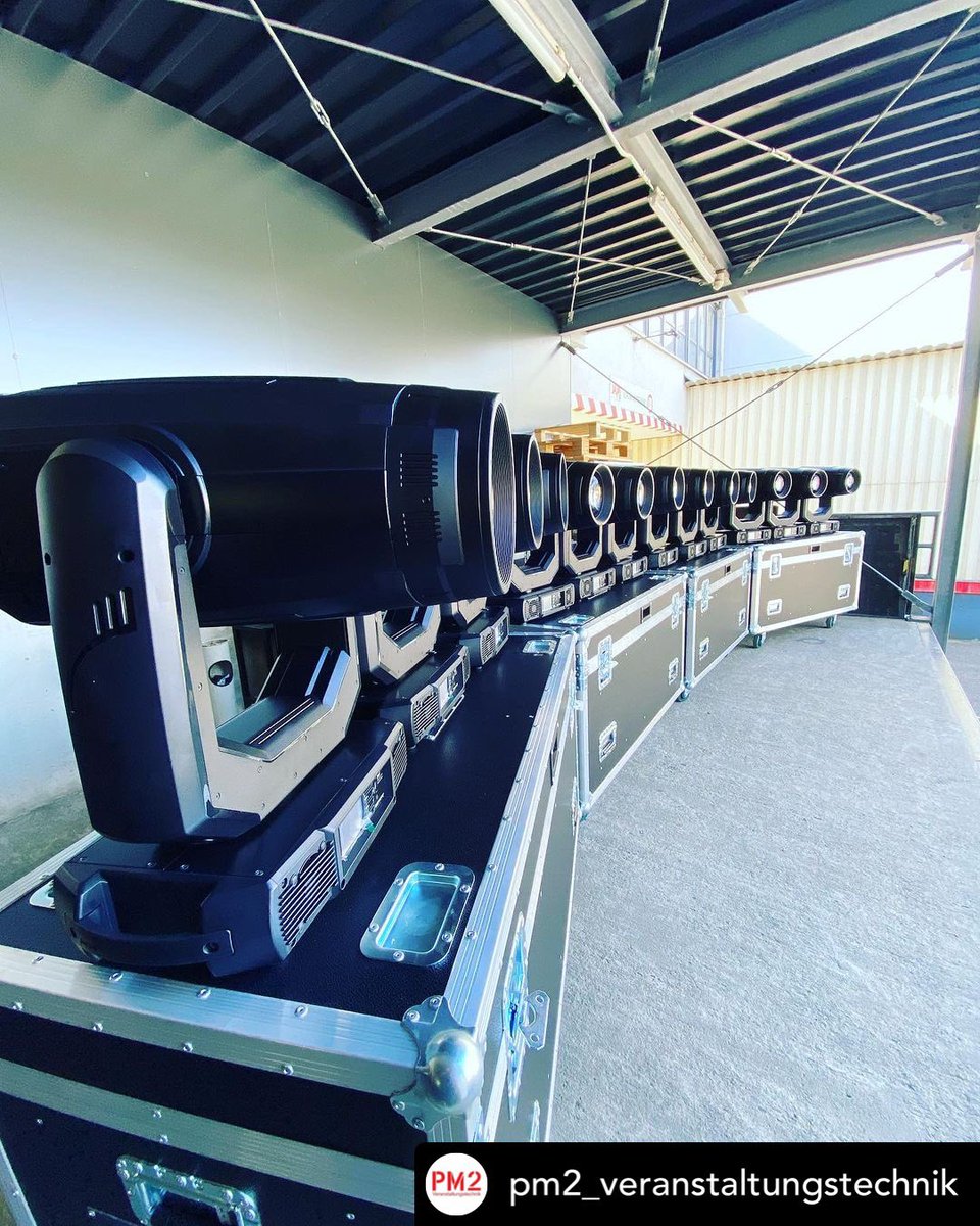 Robelighting's tweet photo. It’s a #NewGearMonday in Chemnitz, Germany, with the PM2 Veranstaltungstechnik & their new @Robelighting #ESPRITE LED luminaires.
#robelighting #robeinnovation #transferableLEDengine #pm2veranstaltungstechnik #lightingtech #newrobegear https://t.co/phkJXplTv3