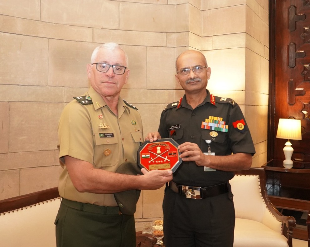 Lt Gen MV Suchindra Kumar #VCOAS interacted with Gen Fernando Jose' Sant'ana Soares e Silva, Chief of Staff, #BrazilianArmy 🇧🇷and discussed aspects of #DefenceCooperation and mutual interest. Chief of Staff, #BrazilianArmy is in India to attend the Indo-Pacific Armies Chiefs…