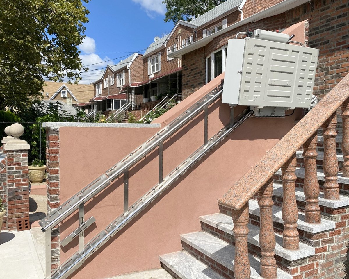 Mobilityforlife's tweet photo. Enhance accessibility with the Savaria Delta platform wheelchair lift—ideal for tight spaces. It glides on rails over a single flight of stairs. When idle, it folds neatly. Perfect for existing structures, like this @MobilityElevate New York setup! https://t.co/dgx1OUiCDl