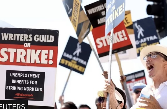 Screenwriters in the US say they have reached a tentative deal with studio bosses that could see the end of a nearly 5 month strike!
Let's hope so.
&amp; Fingers crossed the Actors strike SAG-AFTRA come to an agreement soon too.
#sagaftra #sagaftrastrike #SagAftraStrong