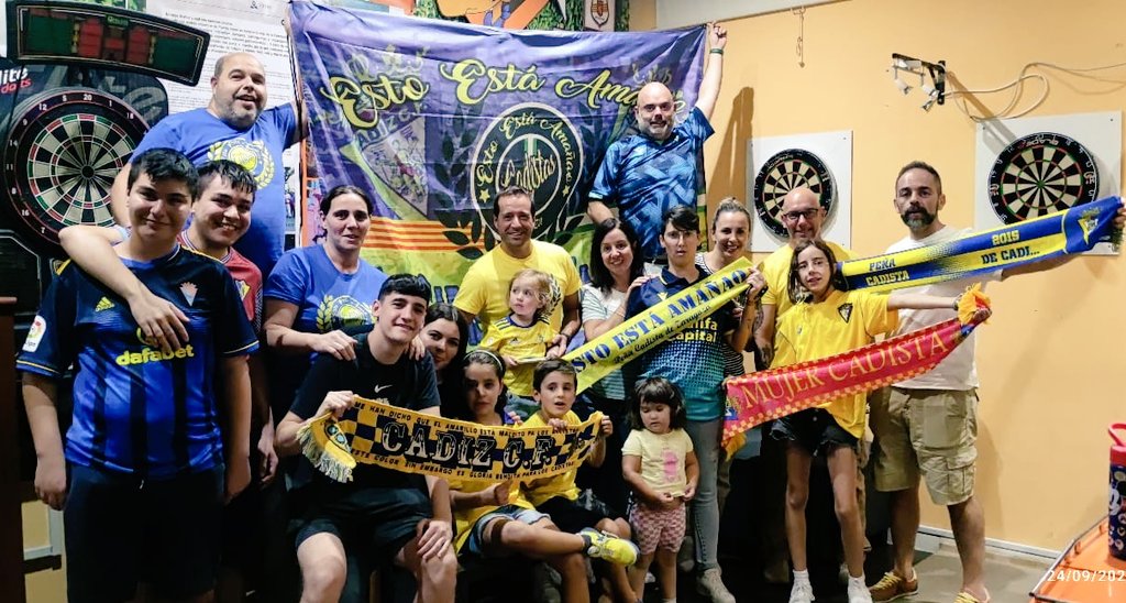 amanaoszgz's tweet photo. Ayer despues de muchas intentonas, se dieron los horarios para disfrutar de un buen rato viendo al @Cadiz_CF y disfrutar del empate ayer en el Villamarin #BetisCadiz . A seguir!!!💛💙💪🙌 https://t.co/xsN6rasKK6