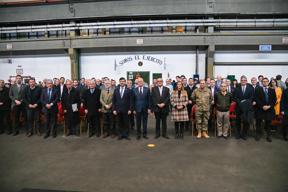 MinDefensa_Ar's tweet photo. Lanzamos el "Programa de Desarrollo de Proveedores para la Defensa" 🇦🇷
El ministro @JorgeTaiana y el secretario @dmvasco presentaron el #PRODEF, que creará una base de proveedores de la industria nacional para abastecer a la Defensa Nacional.
🔗https://t.co/5OIbW0eW2Y https://t.co/OamEDsjupC