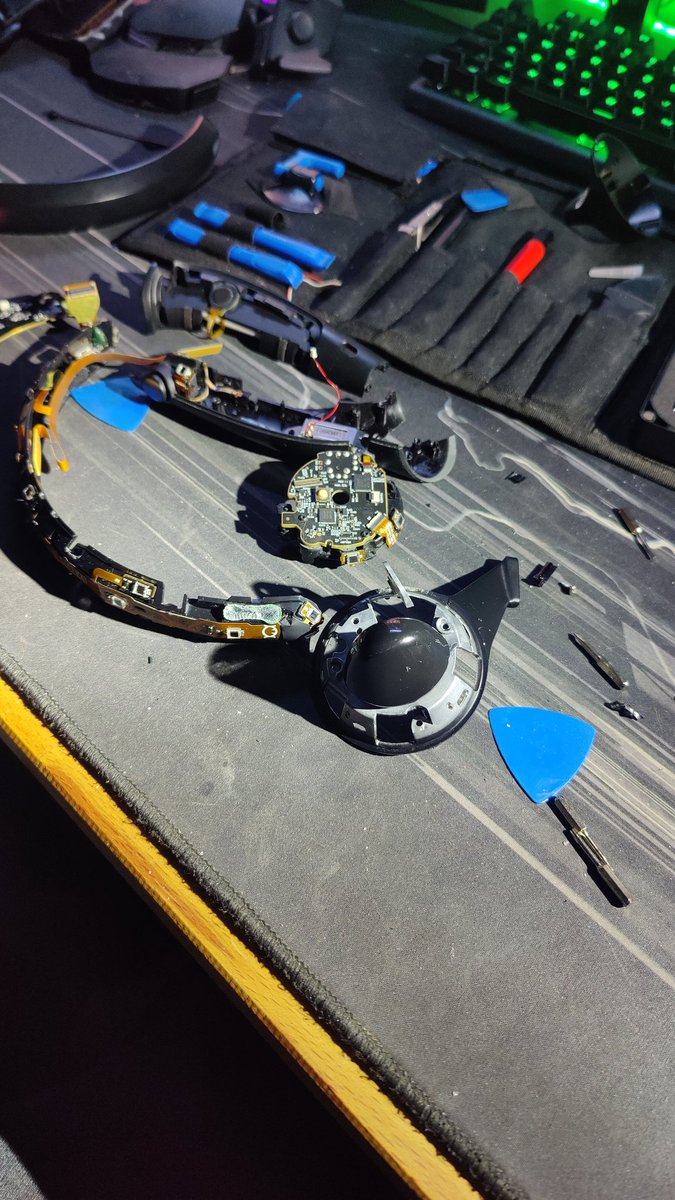 Mutecyberwolf's tweet image. Okay let&apos;s see if we can fix this Controller xD
#ValveIndex
#Righttorepair