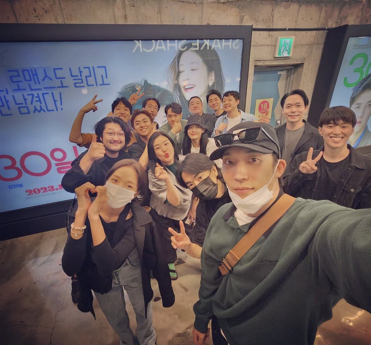 IbarahimeAnya's tweet photo. They are her real one, remember when she said that thanks to sil and the actors around her, she could breathe again and we all know why
#jungsomin #30DaysVIPPremiere https://t.co/YLduxirK9r