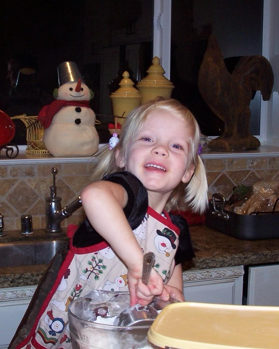 Meet one of our new 1st sopranos...Hope Ambridge!
Hope is a junior at BYU studying Family Science! She grew up in Northern California &amp; Idaho. She's obsessed with all things Polish (served mission in Poland) &amp; loves lacrosse, soccer, gymnastics, skiing, dancing &amp; chocolate!💃⛷️🍫