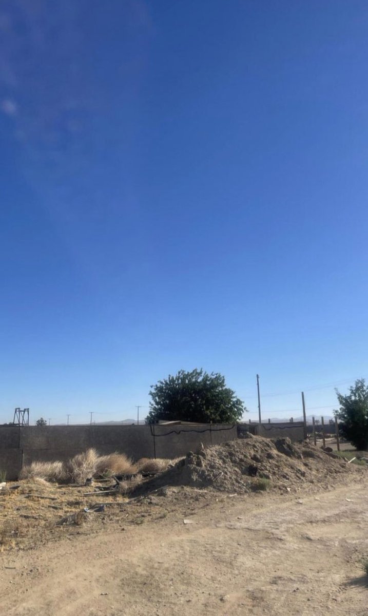 Dexteraes's tweet photo. This handyman's dream is situated on almost 5 acrea of flat land.  Great development opportunity! Often used as a movie set and featured in movie productions. Needs a total renovation. 
Palmdale, CA 93591 https://t.co/ilvo1uR0wa