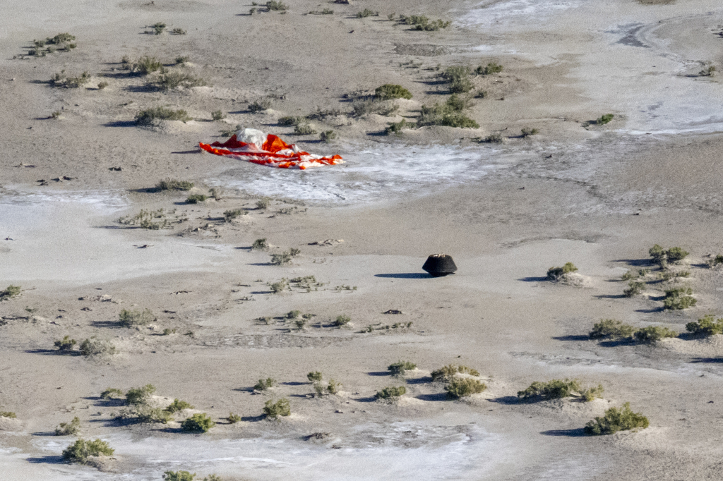exceptionalvids's tweet photo. OSIRIS-REx Sample Return Capsule Lands in the Utah Desert via NASA https://t.co/410CvUc4Dm https://t.co/N6vgJ3mnV8