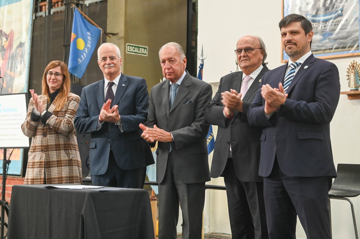 JorgeTaiana's tweet photo. Junto al @dmvasco , representantes de cámaras empresarias, bancos y fundaciones lanzamos el Programa de Desarrollo de Proveedores para la Defensa #PRODEF
Una herramienta estratégica para vincular la oferta de productos y servicios con los requerimientos de la Defensa y las FFAA. https://t.co/x4DxocPxbb