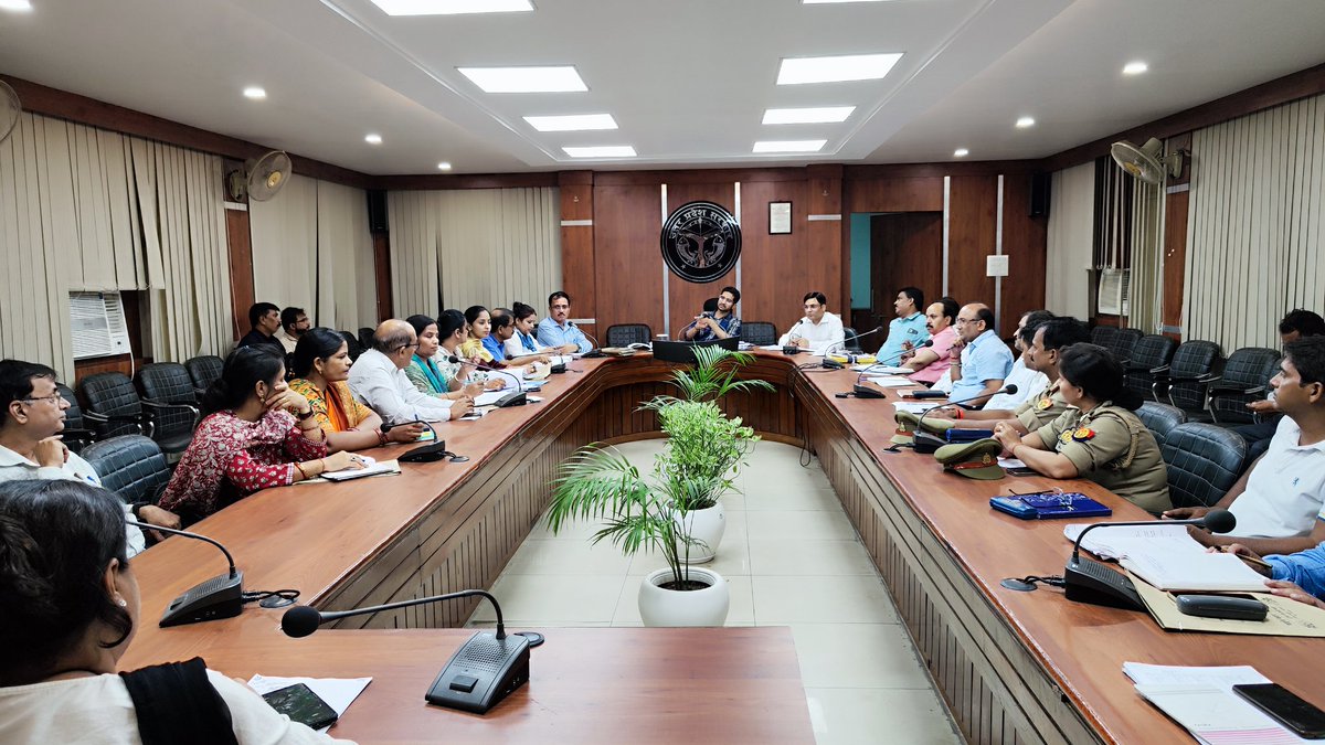 DcpuV's tweet photo. मुख्य विकास अधिकारी महोदय द्वारा मिशन वात्सल्य के तहत जिला बाल कल्याण एवम संरक्षण समिति की,एक युद्ध नशे के विरुद्ध, तथा  बेटी बचाओ बेटी पढ़ाओ योजना की समीक्षा बैठक की गई।
@MinistryWCD
@UPMahilaKalyan 
@CMOfficeUP @Varanasi_DM @VaranasiCdo @PreeteshKTiwari https://t.co/9UcDV8RQFL