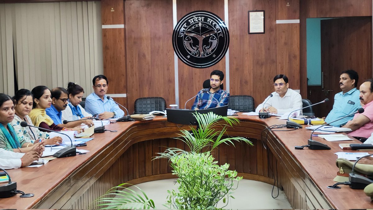 DcpuV's tweet photo. मुख्य विकास अधिकारी महोदय द्वारा मिशन वात्सल्य के तहत जिला बाल कल्याण एवम संरक्षण समिति की,एक युद्ध नशे के विरुद्ध, तथा  बेटी बचाओ बेटी पढ़ाओ योजना की समीक्षा बैठक की गई।
@MinistryWCD
@UPMahilaKalyan 
@CMOfficeUP @Varanasi_DM @VaranasiCdo @PreeteshKTiwari https://t.co/9UcDV8RQFL