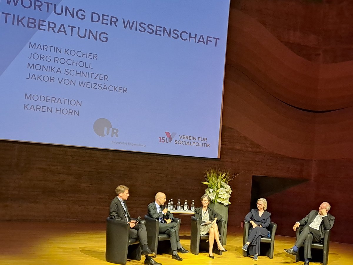 Die Verantwortung der Wissenschaft in der Politikberatung - das Panel auf dem Festakt zu #VfS_150. Danke für die großartige Diskussion an @MagratheanTimes, @jakob_eu, @MonikaSchnitzer, Jörg Rocholl (@esmtberlin) und @karenilsehorn. #VfS_conference2023 #EconTwitter