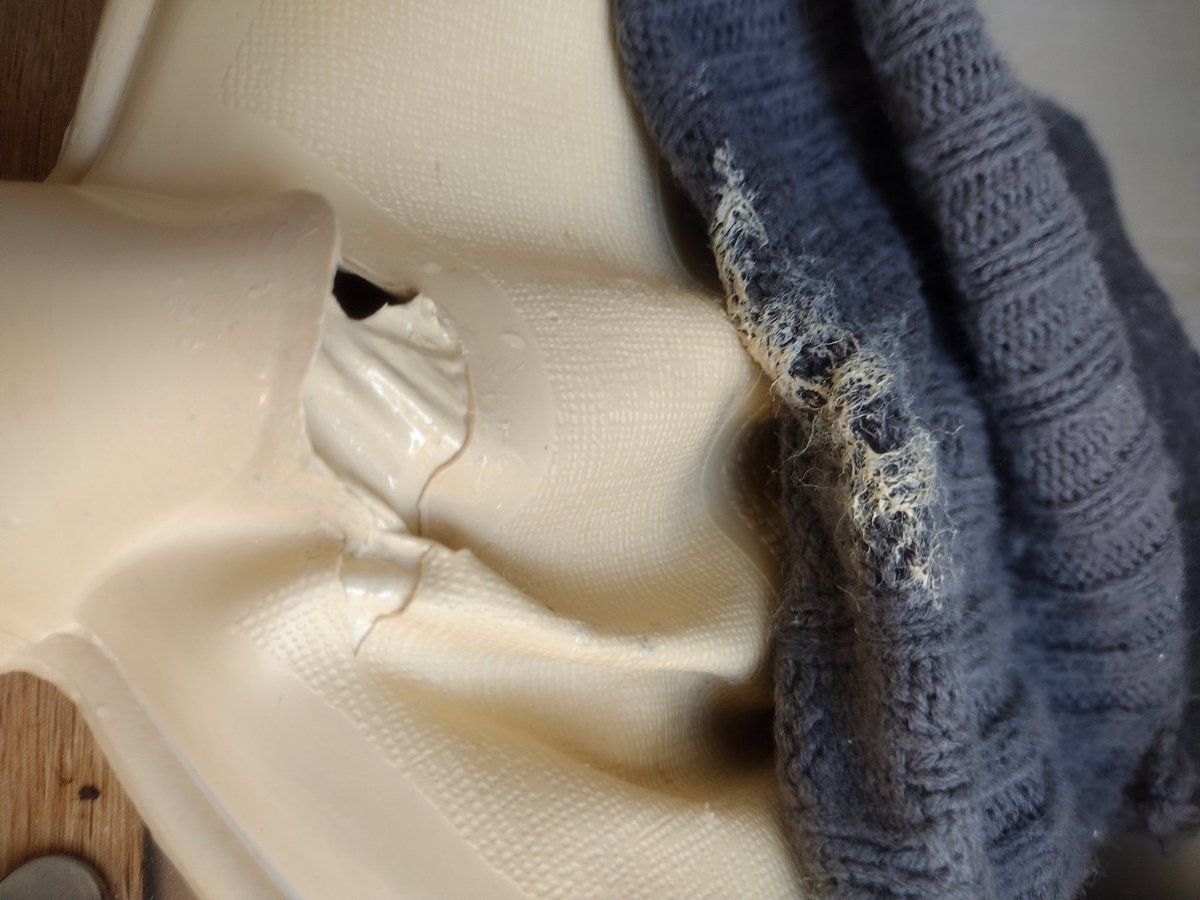 bethanyasmith42's tweet photo. Well, this was a fun distraction from working late on my thesis

Luckily it just dribbled a bit on my leg, but wow this could have been bad 😅. 

A good reminder to myself to check my other hot water bottles and to be better about following the instructions I guess https://t.co/sm64QIa9Is