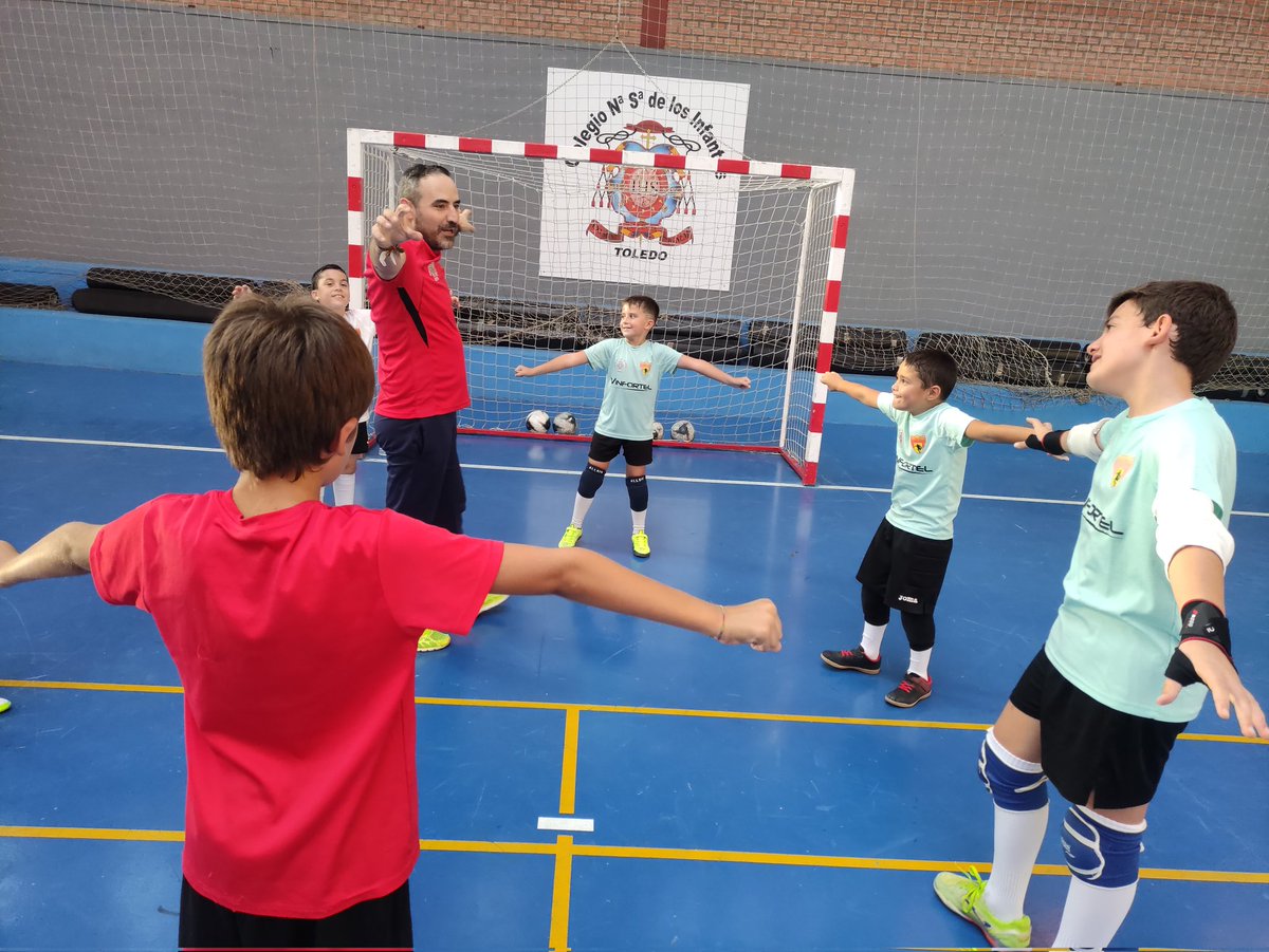 efsjoanlinares's tweet photo. 🔴⚫ [ESCUELA PORTEROS]

🥅 Trabajo específico de porteros con nuestro entrenador David Miret @MiretDavid https://t.co/cLX3MFyicV