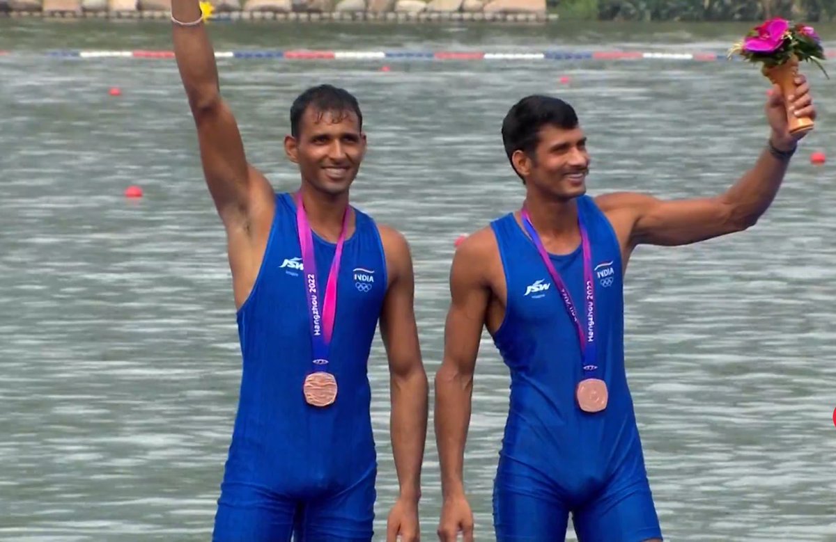 narendramodi's tweet photo. Babulal Yadav and Lekh Ram shine at the Asian Games! The extremely talented duo win a Bronze in Men's Coxless pair and make 140 crore Indians proud. Congratulations and best wishes for the endeavours ahead. https://t.co/t4HtunRBOA