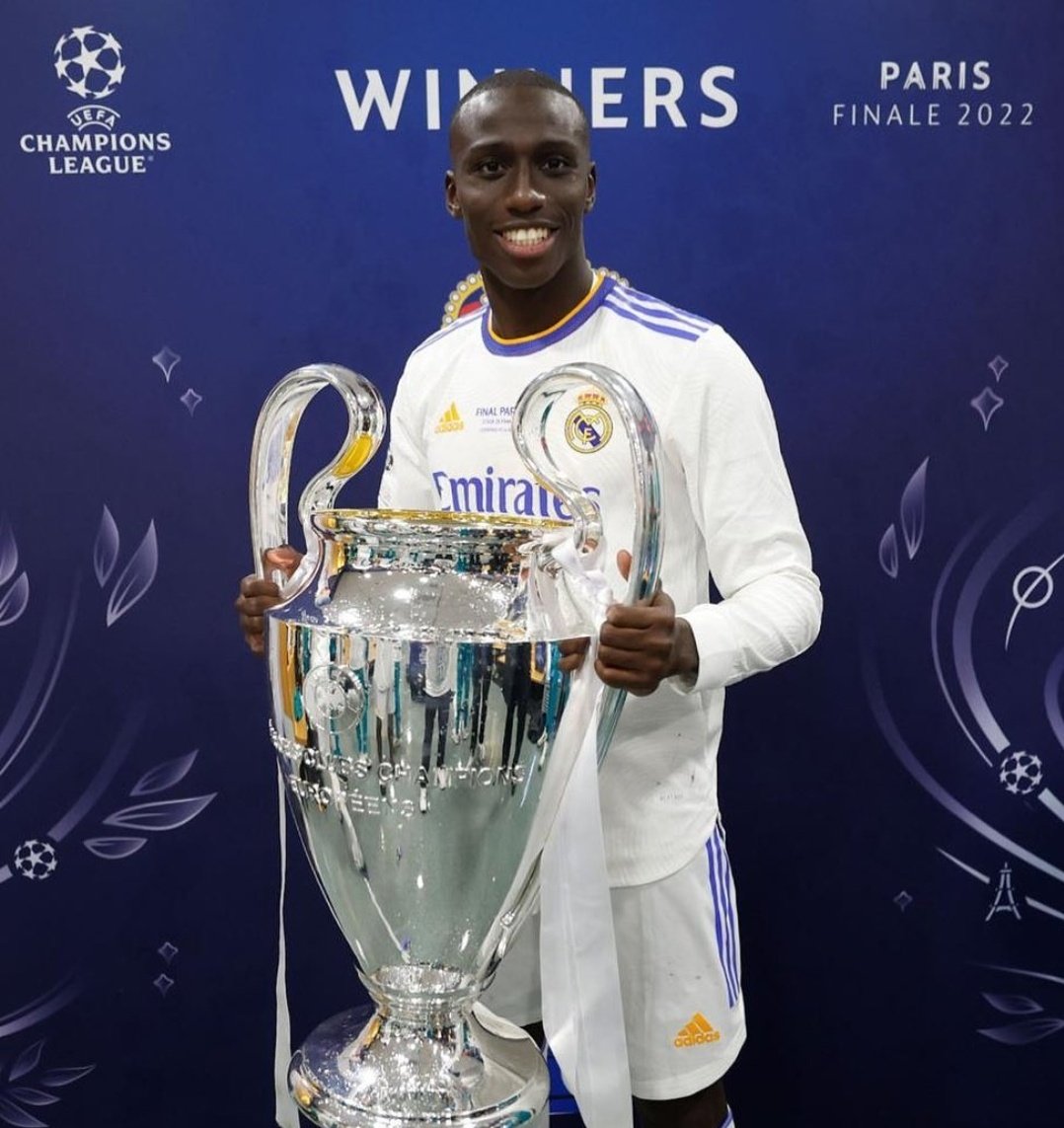 (fan) REAL MADRID FANS 🤍 tweet media