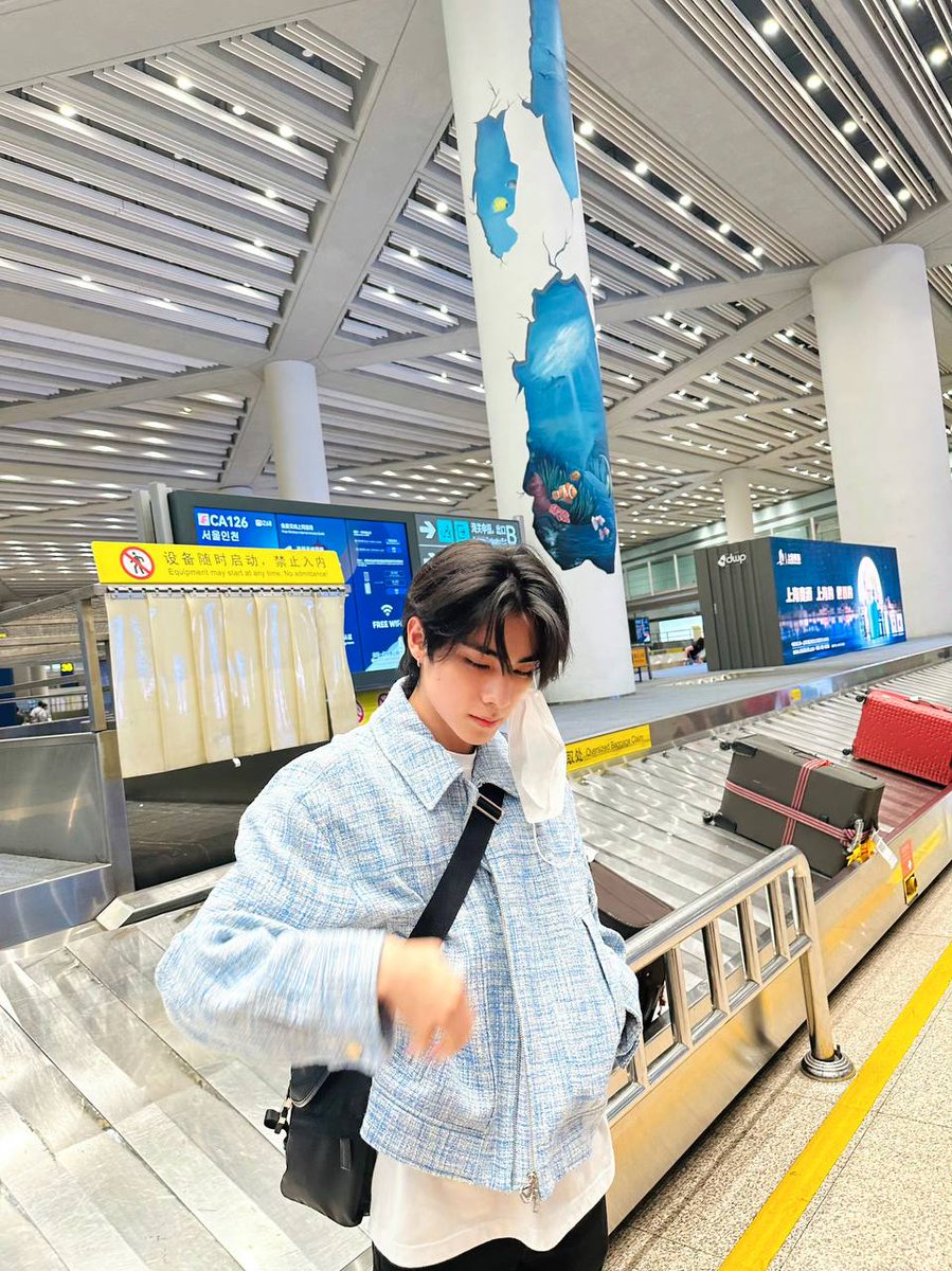 wayvisionnie's tweet photo. [230925] Actualización de #XIAOJUN en weibo e instagram 

"¿Qué debo cenar? Esto es muy importante para mí 🫢"
https://t.co/hbhIpb38uD

"✈️✈️"
https://t.co/P2A2rNCkfg https://t.co/PaCymmGNGa