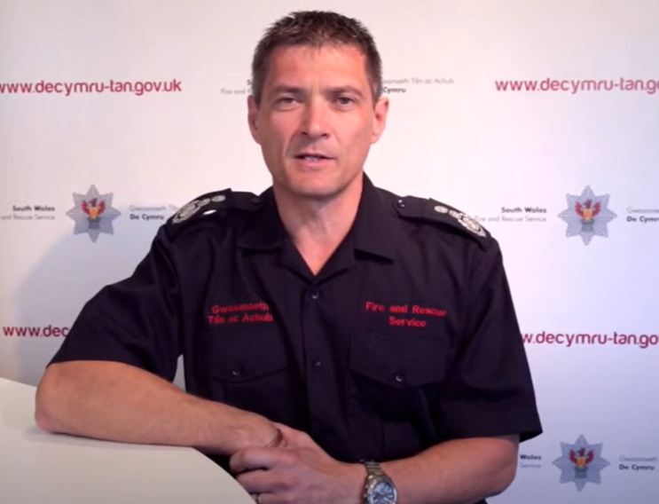 WalesOnline's tweet photo. Firefighters' fury as 'obscene' pay rise for chief voted through 

https://t.co/D6o1XvukkK https://t.co/2vghuLxIsD