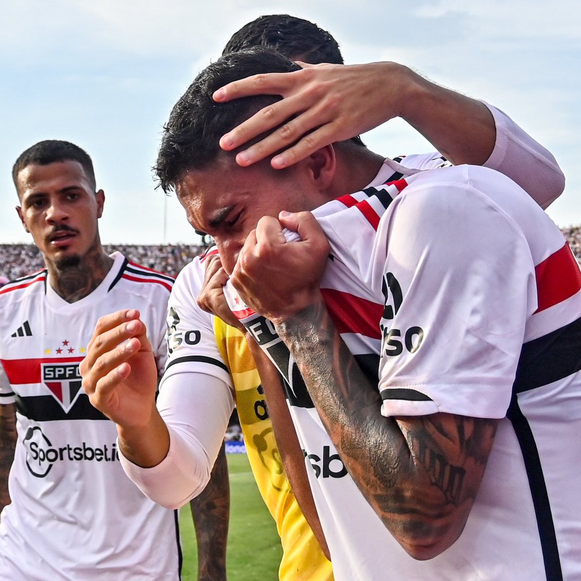 choquei's tweet photo. 🚨BRASIL: Torcedor morre em Campo Grande (MS) ao comemorar o título do São Paulo na Copa do Brasil.

De acordo com o boletim de ocorrência, foi durante a comemoração do gol de Rodrigo Nestor, aos 49 minutos da partida, que a vítima passou mal e perdeu os sentidos. https://t.co/gygSDGpGOc