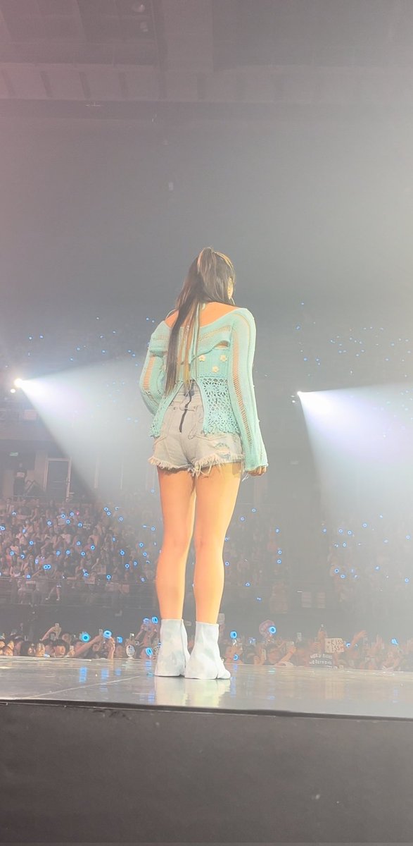 jeongluvtz's tweet photo. i love tall girls (jeongyeon) https://t.co/knC882ej79