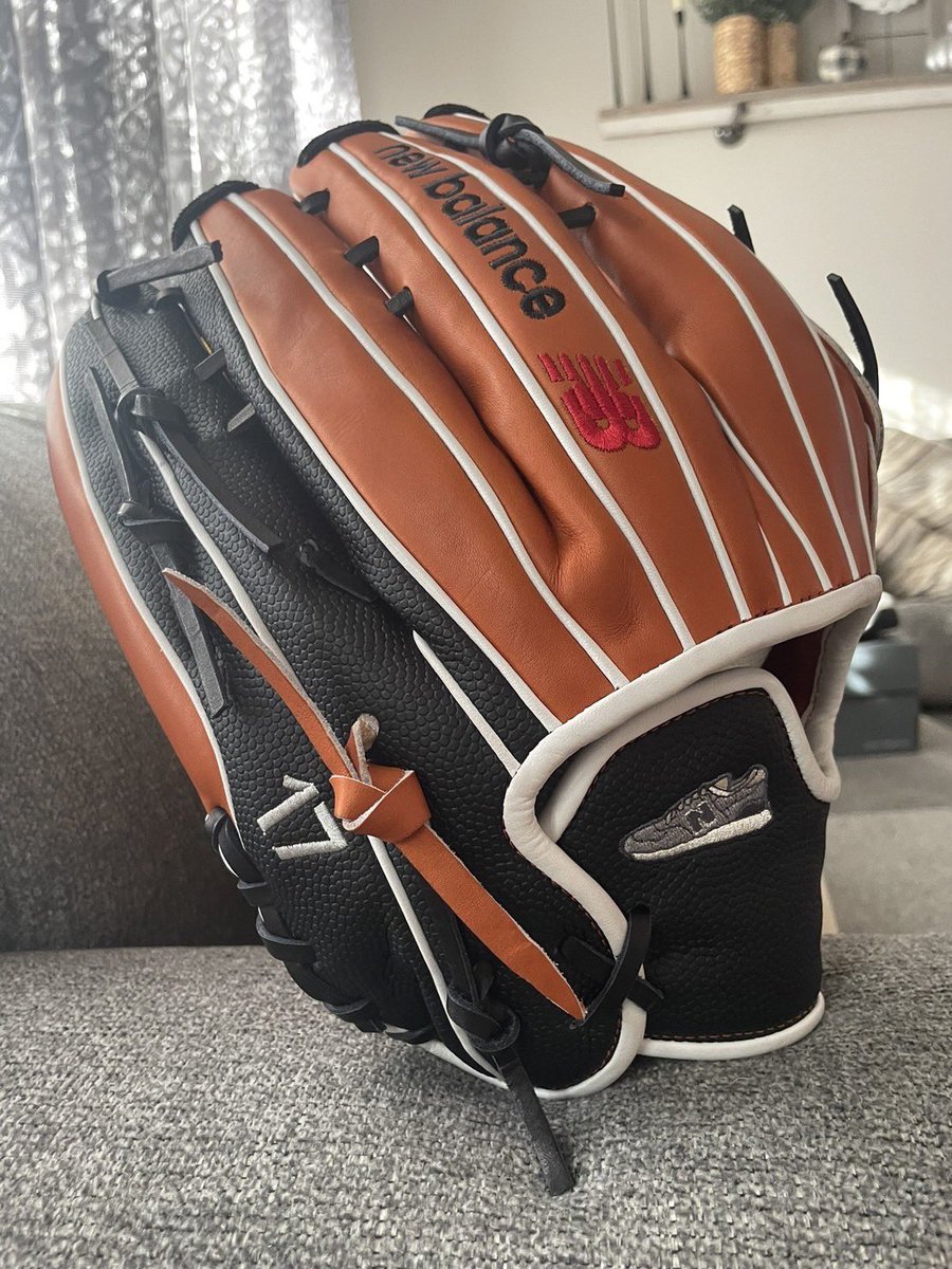 ImYours_87's tweet photo. 大谷本人支給にそもそも作り込まれた形跡がない🥺

NBラベル位置を上げる
2ピースウェブの下段にシュータン調のタグを縫い付け（多分違反だけど）
レースをモカカラーへ
タマハミと本体とスーパースキンと平裏の色変更
スピンコントロール革の採用

NBか鹿児島か　誰でも良い　俺を呼べ🤩

#大谷翔平 https://t.co/9wp2m4O6id