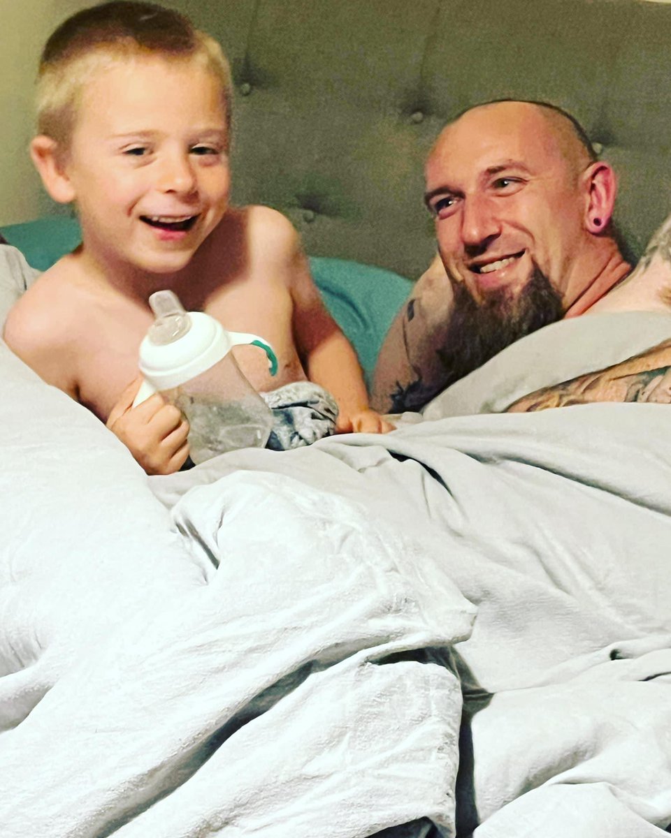 TheHellfireShow's tweet image. so in the early hours of the morning my lovely little man came into say hey, my partner snagged this moment of pure happiness from Ozzy #Autism #autismparent