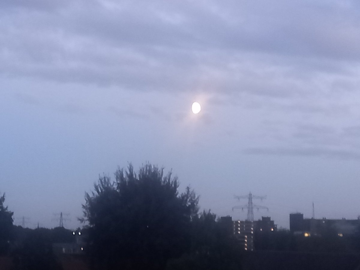 luchtw8's tweet photo. Early moon https://t.co/1LOE9CDmcP