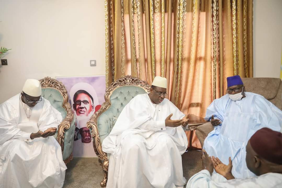 AlySarraly7's tweet photo. Accompagné d’une forte délégation, le Président @Macky_Sall a été reçu ce matin par le Khalife général des « Tidianes », Serigne Babacar Sy Mansour à l’occasion d’une visite de courtoisie. https://t.co/6XhCB6GCpo