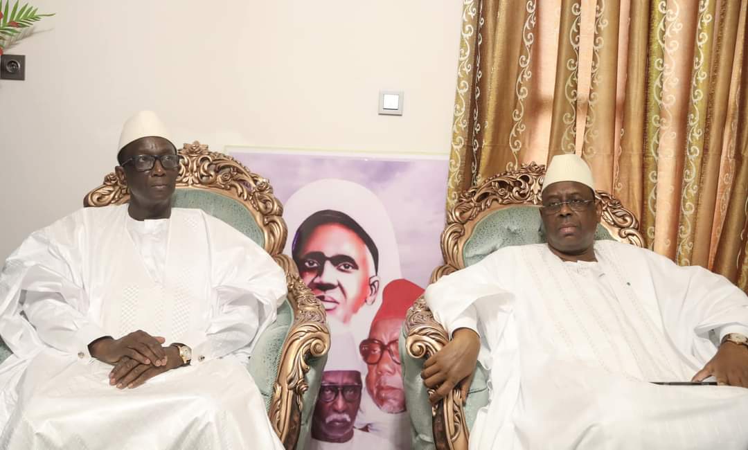 AlySarraly7's tweet photo. Accompagné d’une forte délégation, le Président @Macky_Sall a été reçu ce matin par le Khalife général des « Tidianes », Serigne Babacar Sy Mansour à l’occasion d’une visite de courtoisie. https://t.co/6XhCB6GCpo