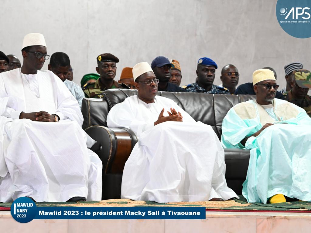 BosonDeHiggs4's tweet photo. Après sa visite au près du vénéré Khalife, le chef de l’État s'est recueilli à la Zawiya Seydi El Hadji Malick Sy et à la mosquée Serigne Babacar Sy avant de rejoindre la grande salle rouge pour la cérémonie officielle d’ouverture.
#221DT https://t.co/nG4iD3VMv9