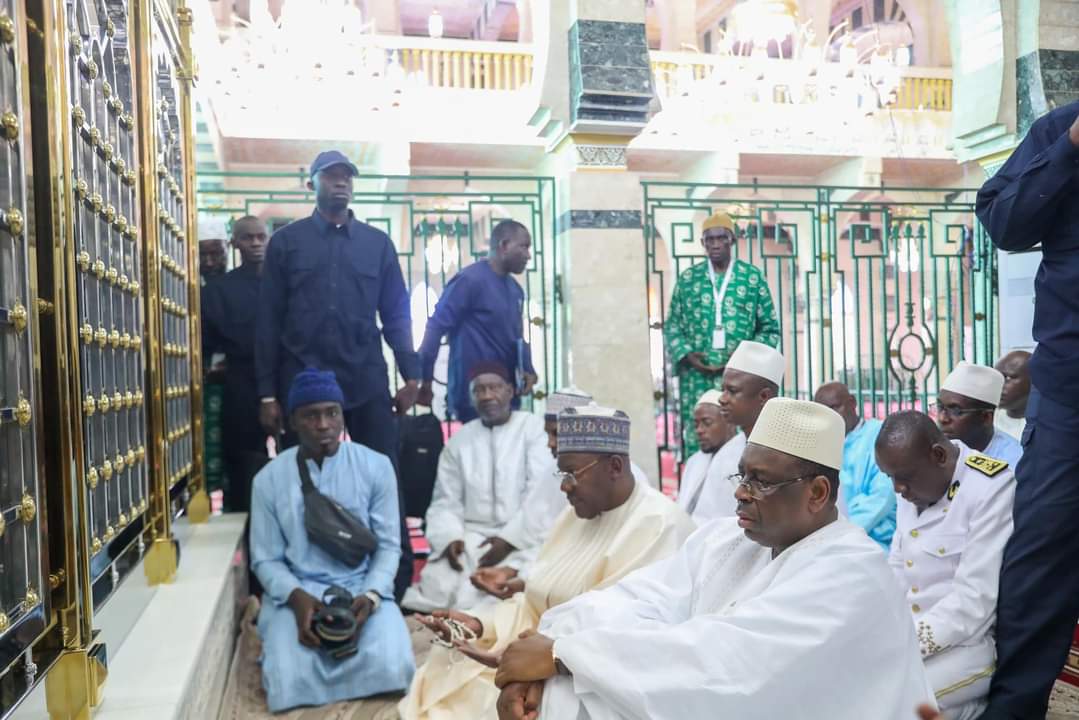 BosonDeHiggs4's tweet photo. Après sa visite au près du vénéré Khalife, le chef de l’État s'est recueilli à la Zawiya Seydi El Hadji Malick Sy et à la mosquée Serigne Babacar Sy avant de rejoindre la grande salle rouge pour la cérémonie officielle d’ouverture.
#221DT https://t.co/nG4iD3VMv9