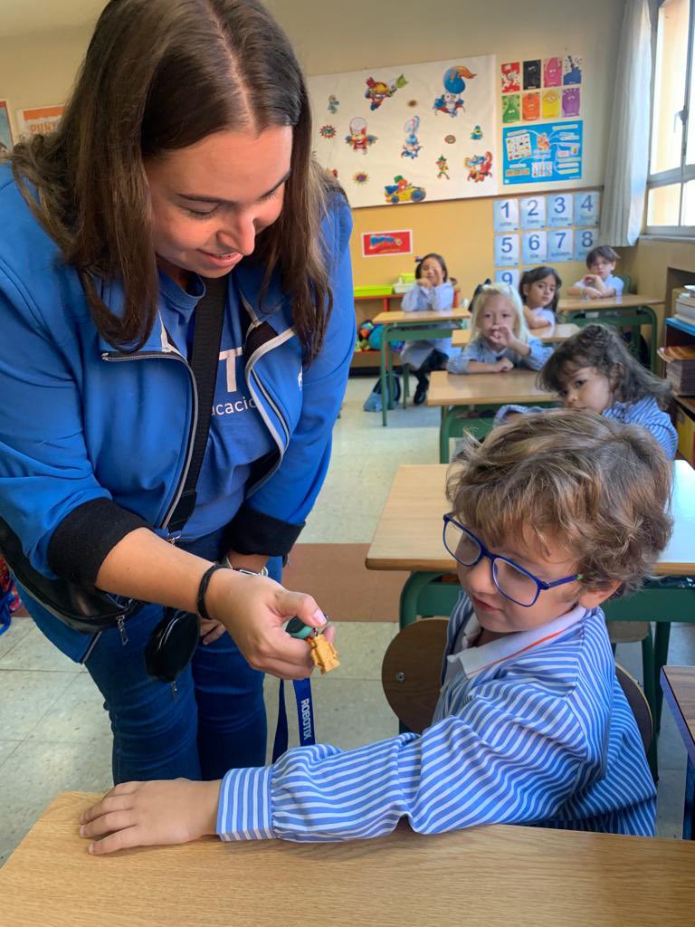 ClaretianasOvi's tweet image. Hoy disfrutamos de una demostración de la actividad @Robotix_educa! Apúntate en el siguiente enlace a cualquiera de nuestras extraescolares forms.office.com/e/wgXeLU7wv5